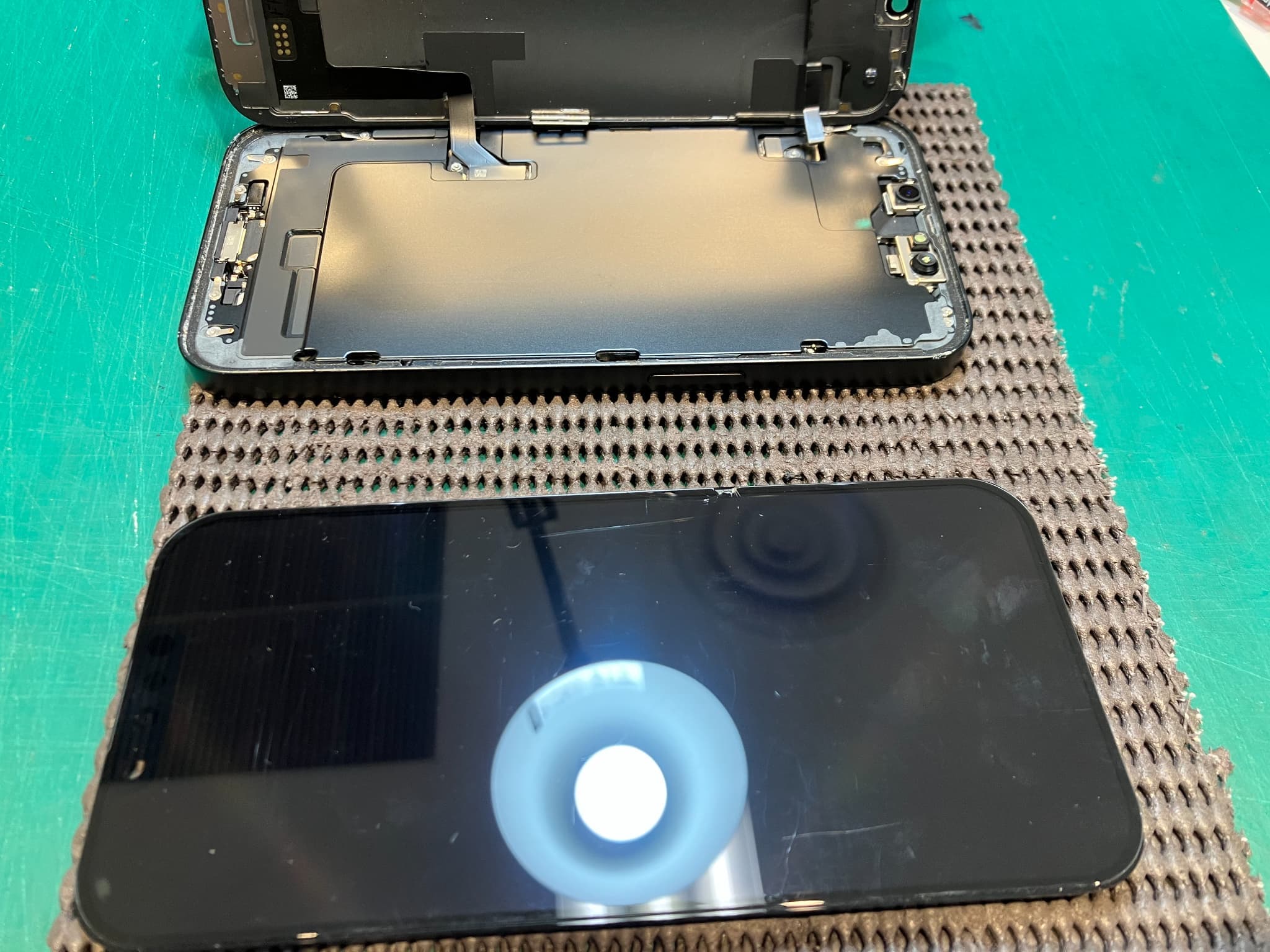 iPhone16eの画面が真っ暗になってしまった！！！即日交換修理いたしました！！　-スマホ修理工房浦和パルコ店-